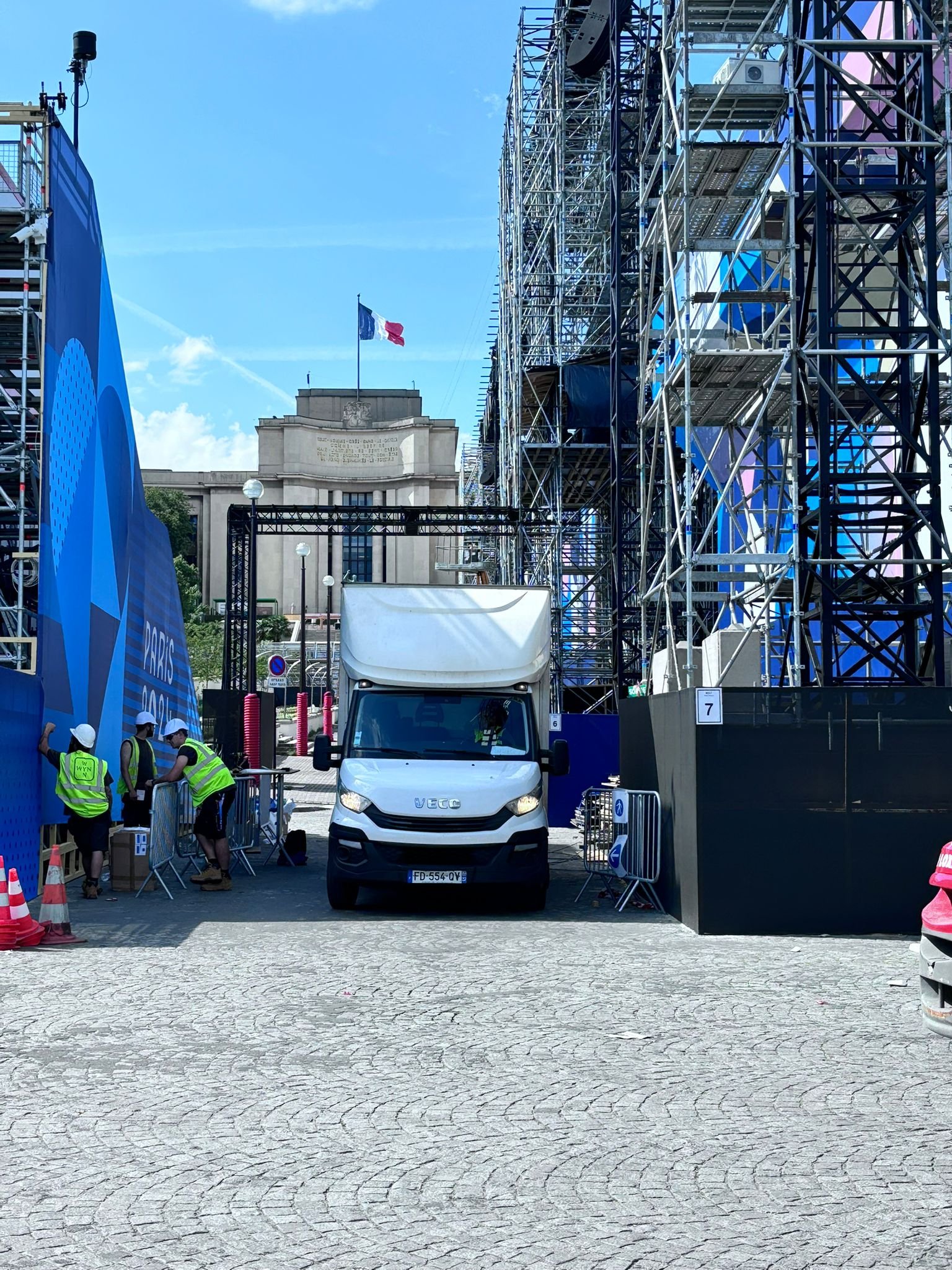 Livraison durant les Jeux Olympiques 2024 de Paris avec nos véhicules de transport LEON RUSH